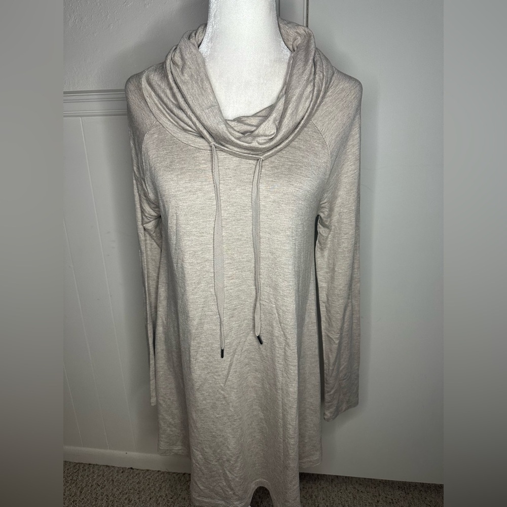 Chelsea & Theodore Light Gray Cowl neck Top size M